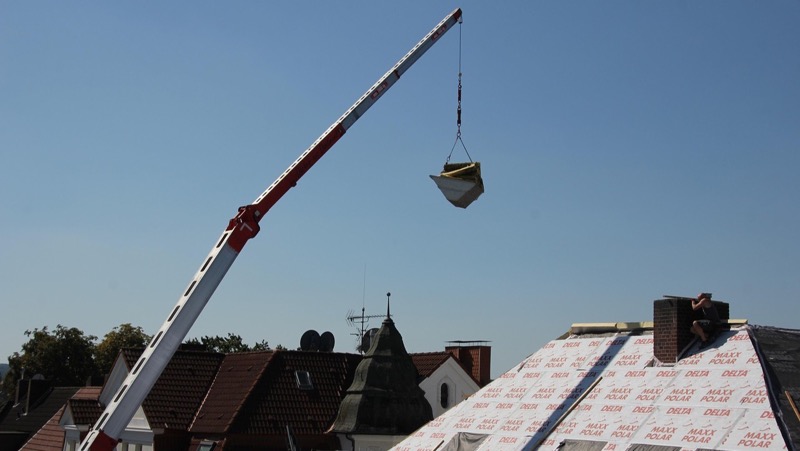 Práce na střešní konstrukci při rekonstrukci a zateplení