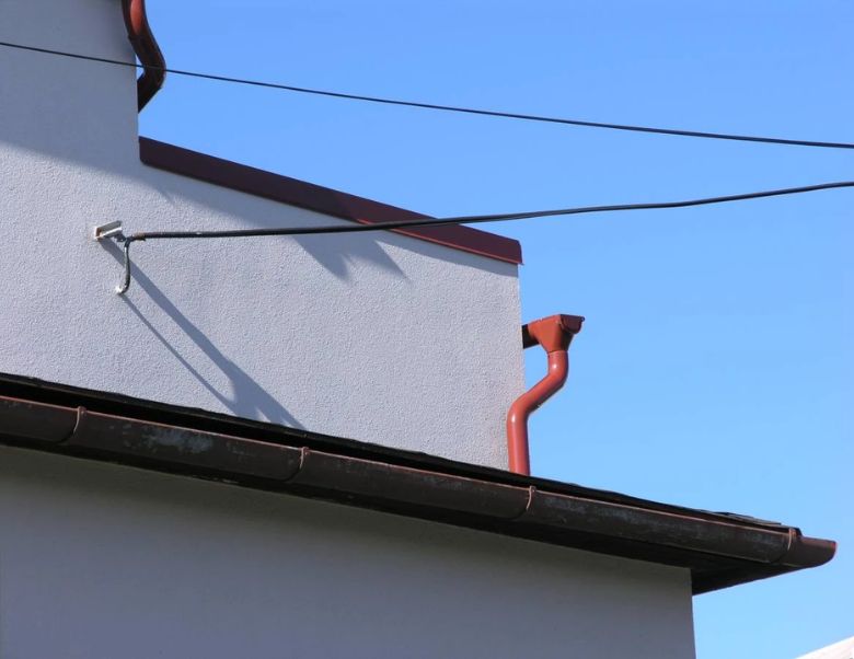 Jak vybrat pozinkované a lakované okapy pro vaši střechu